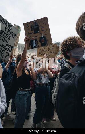 Westminster, London, Großbritannien. August 2020. Studenten protestieren gegen die Herabstufung EINES Levels in der Downing Street Stockfoto