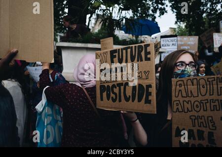 Westminster, London, Großbritannien. August 2020. Studenten protestieren gegen die Herabstufung EINES Levels in der Downing Street Stockfoto