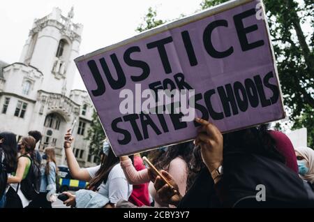Westminster, London, Großbritannien. August 2020. Studenten protestieren gegen die Herabstufung EINES Levels in der Downing Street Stockfoto
