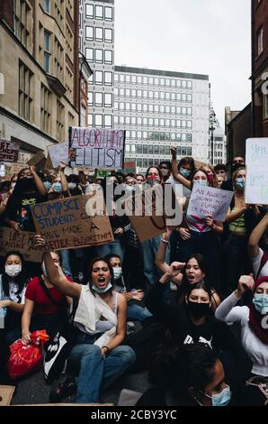 Westminster, London, Großbritannien. August 2020. Studenten protestieren gegen die Herabstufung EINES Levels in der Downing Street Stockfoto