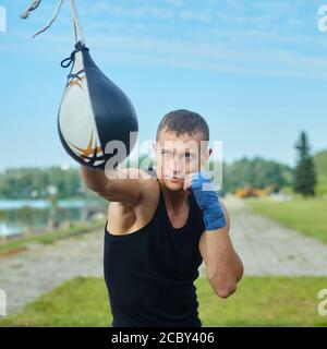 Ein Boxer macht Trainingseinheiten am Morgen auf dem Sportplatz Stockfoto