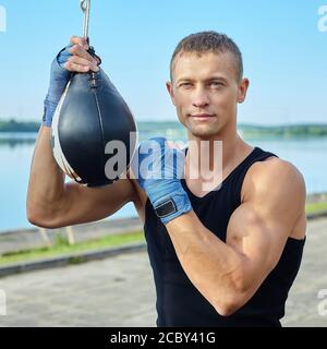 Ein Boxer macht Trainingseinheiten am Morgen auf dem Sportplatz Stockfoto