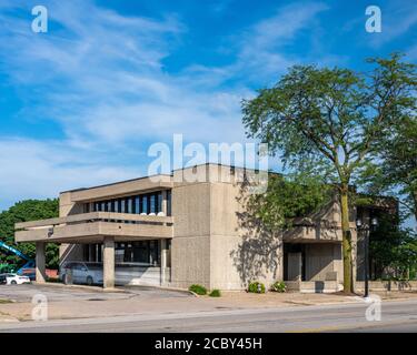 Brutalist Bank mit Drive-Through-Fenster Stockfoto