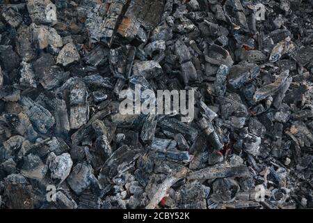 Schwarzer Hintergrund mit Holzkohle. Nahaufnahme. Draufsicht. Nahaufnahme mit Holzkohle. Stockfoto