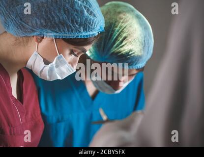 Portrait von Chirurgen bei der Arbeit, die in der Uniform. Stockfoto