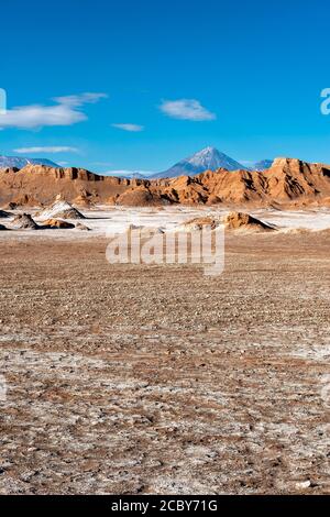 Vertikale Landschaft des Mondtals (Valle de la Luna) mit dem Vulkan Licancabur, Atacama Wüste, Chile. Stockfoto