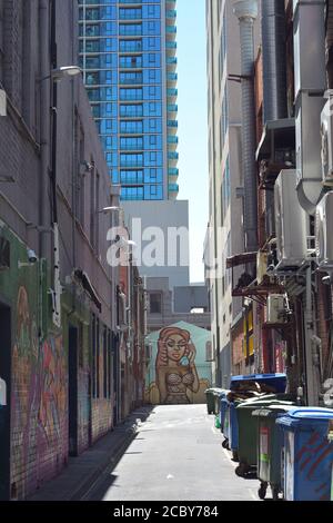 Graffiti bedeckt alle leeren Räume an den Rückwänden in der Gasse. Stockfoto