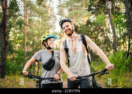 Fahrradfahrer. Paar Fahrrad MTB Trail Track. Sportliche Aktivitäten im Freien. Paar Mit Fahrrädern Im Wald. Zusammen auf Radtour in der Landschaft. Romantisch Stockfoto