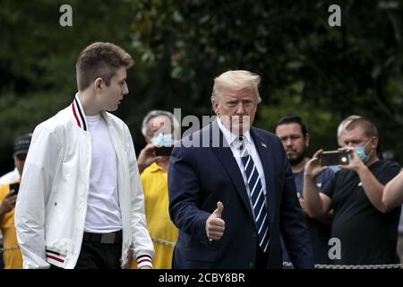 Washington, Usa. August 2020. US-Präsident Donald Trump (C) und Sohn Barron Trump gehen auf dem South Lawn des Weißen Hauses, nachdem sie am Sonntag, dem 16. August 2020, in Marine One in Washington, DC angekommen sind. Joe Biden behält am Vorabend der Demokratischen Nationalversammlung eine solide Führung über Trump, laut Umfragen, die zumindest teilweise seine Wahl von Senator Kamala Harris als Laufgefährte widerspiegelten. Foto von Stefani Reynolds/UPI Kredit: UPI/Alamy Live Nachrichten Stockfoto