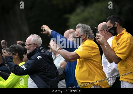 Washington, Usa. August 2020. Mitarbeiter des Weißen Hauses machen Fotos, als US-Präsident Donald Trump am Sonntag, dem 16. August 2020, auf dem South Lawn des Weißen Hauses in Washington, DC eintrifft. Joe Biden behält am Vorabend der Demokratischen Nationalversammlung eine solide Führung über Trump, laut Umfragen, die zumindest teilweise seine Wahl von Senator Kamala Harris als Laufgefährte widerspiegelten. Foto von Stefani Reynolds/UPI Kredit: UPI/Alamy Live Nachrichten Stockfoto