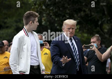 Washington, Usa. August 2020. US-Präsident Donald Trump (C) und Sohn Barron Trump gehen auf dem South Lawn des Weißen Hauses, nachdem sie am Sonntag, dem 16. August 2020, in Marine One in Washington, DC angekommen sind. Joe Biden behält am Vorabend der Demokratischen Nationalversammlung eine solide Führung über Trump, laut Umfragen, die zumindest teilweise seine Wahl von Senator Kamala Harris als Laufgefährte widerspiegelten. Foto von Stefani Reynolds/UPI Kredit: UPI/Alamy Live Nachrichten Stockfoto