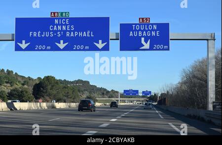 Autobahnausschilderung auf der E 80 (Transeuropäische Autobahn oder TEM), in der Nähe von Aix-en-Provence FR Stockfoto