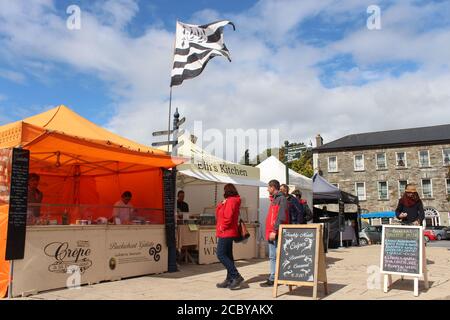 Leute, die beim Freitagsmarkt in Wolfe Tone Square, Bantry, Co Cork, Irland, Schlange stehen. Stockfoto