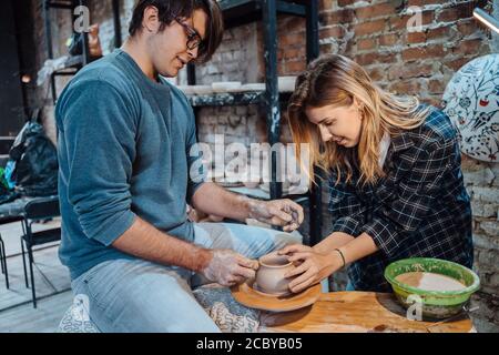 Herstellung eines handgefertigten Tontopf. Töpferunterricht, Hobby. Stockfoto