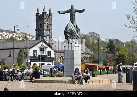 Im Sommer 2019, Bantry wurde von vielen Touristen besucht, Foto in Wolfe Tone Square während Freitags Bauernmarkt gemacht. Stockfoto