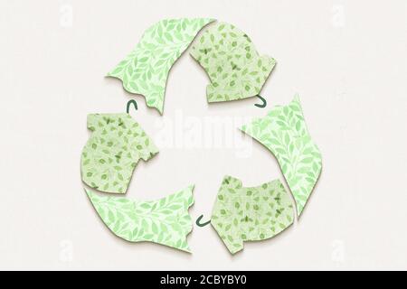 Recycling Textilien Symbol aus alten Kleidungsstoff auf weißem Recycling-Karte Hintergrund. Ansicht von oben oder flach liegend. Wiederverwenden, reduzieren, recyceln für nachhaltige Stockfoto