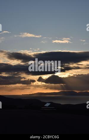 Sonnenuntergang über der Bantry Bay von der Spitze des Wild Atlantic Way View in Seskin, Bantry, Co Cork, Irland. Stockfoto