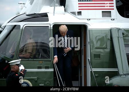 Washington, DC, USA. August 2020. US-Präsident Donald J. Trump verlässt Marine One am Sonntag, den 16. August 2020, auf dem South Lawn des Weißen Hauses in Washington, DC, USA. Joe Biden behält am Vorabend der Demokratischen Nationalversammlung eine solide Führung über Trump, laut Umfragen, die zumindest teilweise seine Wahl von Senator Kamala Harris als Laufgefährte widerspiegelten. Quelle: Stefani Reynolds/Pool via CNP Quelle: dpa/Alamy Live News Stockfoto