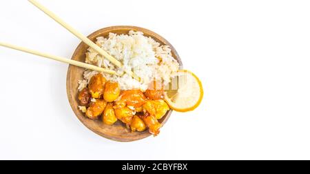 Chinesisches Essen Süß und sauer, Orange oder Zitrone Huhn mit Essstäbchen isoliert auf weiß Stockfoto