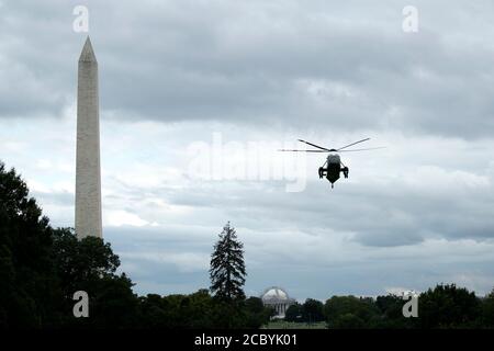 Washington, DC, USA. August 2020. Marine One, der US-Präsident Donald J. Trump trägt, landet am Sonntag, den 16. August 2020, auf dem South Lawn des Weißen Hauses in Washington, DC, USA. Joe Biden behält am Vorabend der Demokratischen Nationalversammlung eine solide Führung über Trump, laut Umfragen, die zumindest teilweise seine Wahl von Senator Kamala Harris als Laufgefährte widerspiegelten. Quelle: Stefani Reynolds/Pool via CNP Quelle: dpa/Alamy Live News Stockfoto