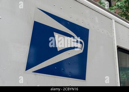 New York, Usa. August 2020. USPS-Logo auf Lieferwagen gesehen geparkt auf der Straße in Chelsea in New York am 16. August 2020. USPS kümmert sich um alle Mail-in-Stimmabstimmungen während der Wahlzeit. Es wird erwartet, dass aufgrund der Pandemie eine Rekordzahl von Personen per Post abstimmen wird. (Foto von Lev Radin/Sipa USA) Quelle: SIPA USA/Alamy Live News Stockfoto