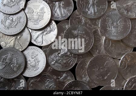 Stapel amerikanischer Adler Silberdollar-Münzen, mit natürlichem Licht von links Stockfoto