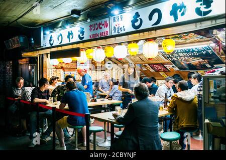 Yokocho Yurakucho Yakitori Alley, Japanische Restaurants unter den Zugschienen, Tokio Japan Stockfoto