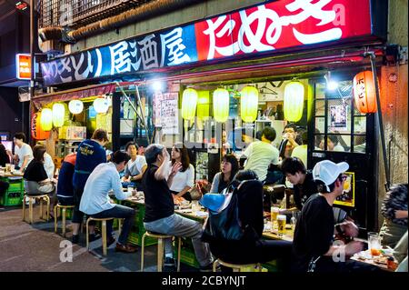 Yokocho Yurakucho Yakitori Alley, Japanische Restaurants unter den Zugschienen, Tokio Japan Stockfoto