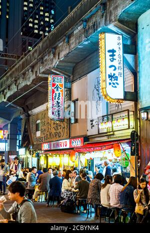 Yokocho Yurakucho Yakitori Alley, Japanische Restaurants unter den Zugschienen, Tokio Japan Stockfoto