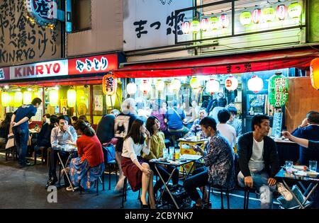 Yokocho Yurakucho Yakitori Alley, Japanische Restaurants unter den Zugschienen, Tokio Japan Stockfoto