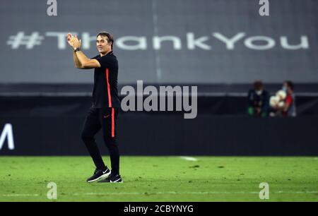 (200817) -- KÖLN, 17. August 2020 (Xinhua) -- Julen Lopetegui, Cheftrainer von Sevilla, feiert nach dem UEFA Europa League Halbfinale zwischen Manchester United FC und Sevilla FC in Köln, Deutschland, 16. August 2020. NUR FÜR REDAKTIONELLE ZWECKE. NICHT ZUM VERKAUF FÜR MARKETING- ODER WERBEKAMPAGNEN. (UEFA/Handout über Xinhua) Stockfoto