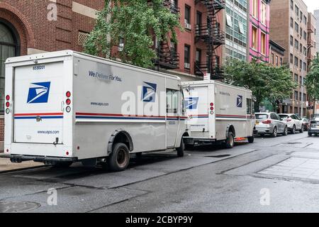 New York, Usa. August 2020. USPS Lieferwagen gesehen geparkt auf der Straße in Chelsea. USPS kümmert sich um alle Mail-in-Stimmabstimmungen während der Wahlzeit. Es wird erwartet, dass aufgrund der Pandemie eine Rekordzahl von Personen per Post abstimmen wird. Präsident Donald Trump sagte, dass die universelle Einsendung von Wählerstimmen katastrophal sein wird, es wird unser Land zum Lachenstock der Welt machen, obwohl er selbst und First Lady Abwesenheitsabstimmungen angefordert haben. (Foto von Lev Radin/Pacific Press) (Foto von Lev Radin/Pacific Press) Quelle: Pacific Press Media Production Corp./Alamy Live News Stockfoto