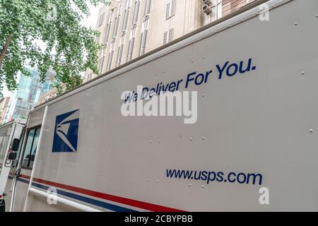 New York, Usa. August 2020. USPS Lieferwagen gesehen geparkt auf der Straße in Chelsea. USPS kümmert sich um alle Mail-in-Stimmabstimmungen während der Wahlzeit. Es wird erwartet, dass aufgrund der Pandemie eine Rekordzahl von Personen per Post abstimmen wird. Präsident Donald Trump sagte, dass die universelle Einsendung von Wählerstimmen katastrophal sein wird, es wird unser Land zum Lachenstock der Welt machen, obwohl er selbst und First Lady Abwesenheitsabstimmungen angefordert haben. (Foto von Lev Radin/Pacific Press) (Foto von Lev Radin/Pacific Press) Quelle: Pacific Press Media Production Corp./Alamy Live News Stockfoto