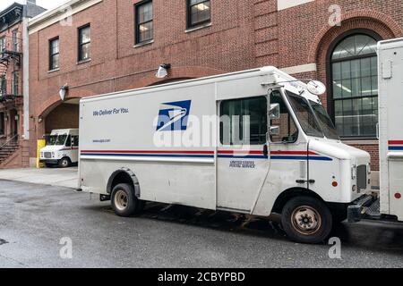 New York, Usa. August 2020. USPS Lieferwagen gesehen geparkt auf der Straße in Chelsea. USPS kümmert sich um alle Mail-in-Stimmabstimmungen während der Wahlzeit. Es wird erwartet, dass aufgrund der Pandemie eine Rekordzahl von Personen per Post abstimmen wird. Präsident Donald Trump sagte, dass die universelle Einsendung von Wählerstimmen katastrophal sein wird, es wird unser Land zum Lachenstock der Welt machen, obwohl er selbst und First Lady Abwesenheitsabstimmungen angefordert haben. (Foto von Lev Radin/Pacific Press) (Foto von Lev Radin/Pacific Press) Quelle: Pacific Press Media Production Corp./Alamy Live News Stockfoto