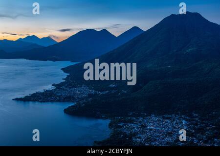 Der Blick auf den Atitlan-See, Guatemala, vor Sonnenaufgang vom Nariz del Indio oder der Nase des Indianers. Im Vordergrund ist San Juan la Laguna, dann San Pedro l Stockfoto