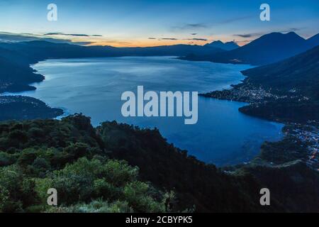 Der Blick auf den Atitlan-See, Guatemala, vor Sonnenaufgang vom Nariz del Indio oder der Nase des Indianers. Im Vordergrund ist San Juan la Laguna, dann San Pedro l Stockfoto