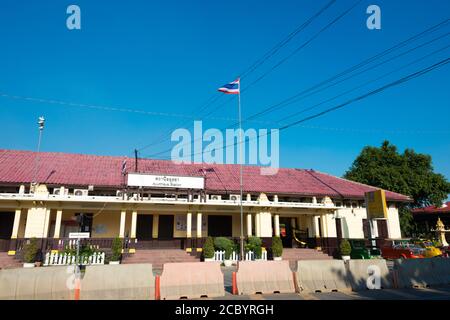 Ayutthaya, Thailand - Apr 11 2018: Ayutthaya Bahnhof in Ayutthaya, Thailand. State Railway of Thailand hat 4041km von 1000mm Meter Spur Schiene n Stockfoto