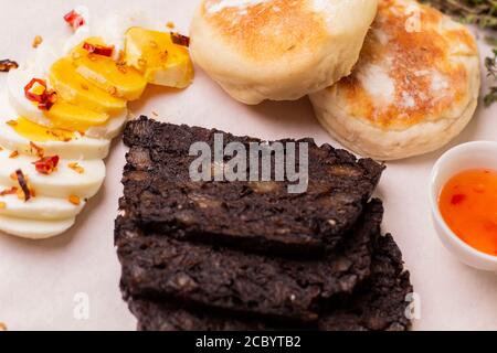 Gebratenes britisches Frühstück mit schwarzem Pudding Stockfoto