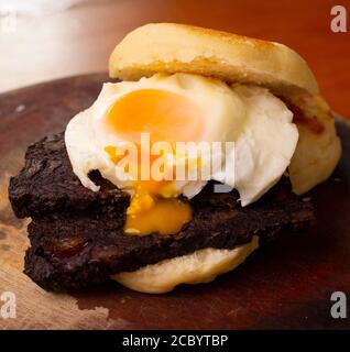 Gebratenes britisches Frühstück mit schwarzem Pudding Stockfoto