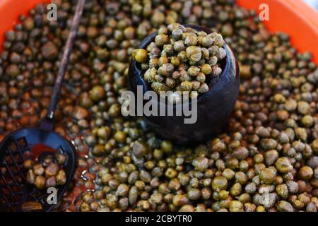 Maltesische Kapern wurden auf dem lebhaften Sonntagsmarkt in Marsaxlokk, Malta, verkauft. Stockfoto