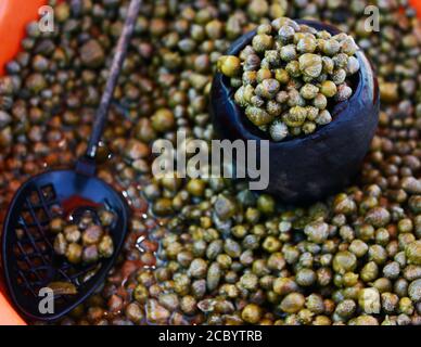 Maltesische Kapern wurden auf dem lebhaften Sonntagsmarkt in Marsaxlokk, Malta, verkauft. Stockfoto