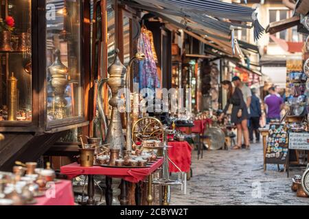 Tradigional Girf Geschäfte im historischen Zentrum von Sarajevo, Bascarsija. Stockfoto