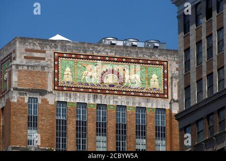 Fred F. French Building, babylonisches Art Deco Flachrelief an der Fassade, New York, NY, USA Stockfoto