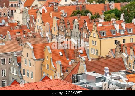 Blick von oben auf die Danziger Altstadt mit rötlichen Dächer der Altstadt in Danzig Stockfoto