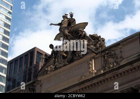 Die Herrlichkeit des Handels, eine Figurengruppe von Jules-Felix Coutan, mit der Uhr, an der südlichen Fassade des Grand Central Terminal Stockfoto