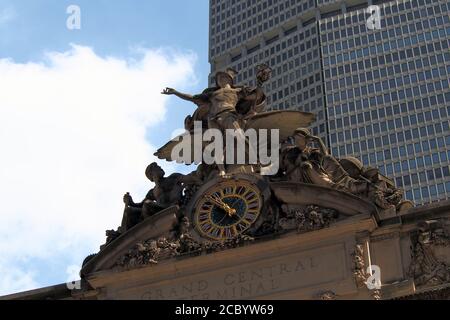 Die Herrlichkeit des Handels, eine Figurengruppe von Jules-Felix Coutan, mit der Uhr, an der südlichen Fassade des Grand Central Terminal Stockfoto