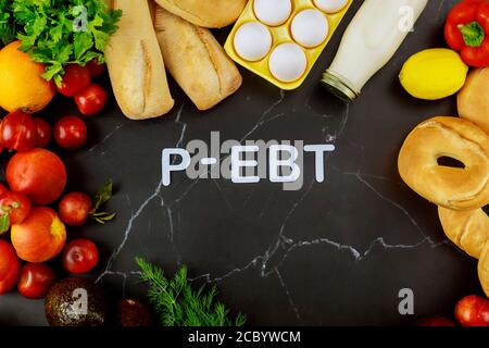 Text p-ebt mit Produce. Lebensmittelmarken für Studentenkonzept. Stockfoto