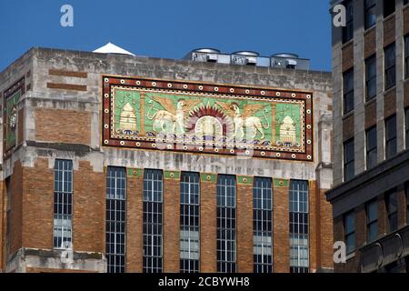 Fred F. French Building, babylonisches Art Deco Flachrelief an der Fassade, New York, NY, USA Stockfoto