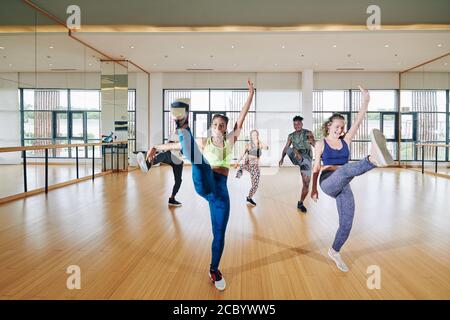 Tänzer üben neue Bewegung Stockfoto