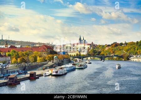 Viele Touristenboote segeln im Herbst auf den Flüssen der Altstadt in praha, prag tschechien. Stockfoto